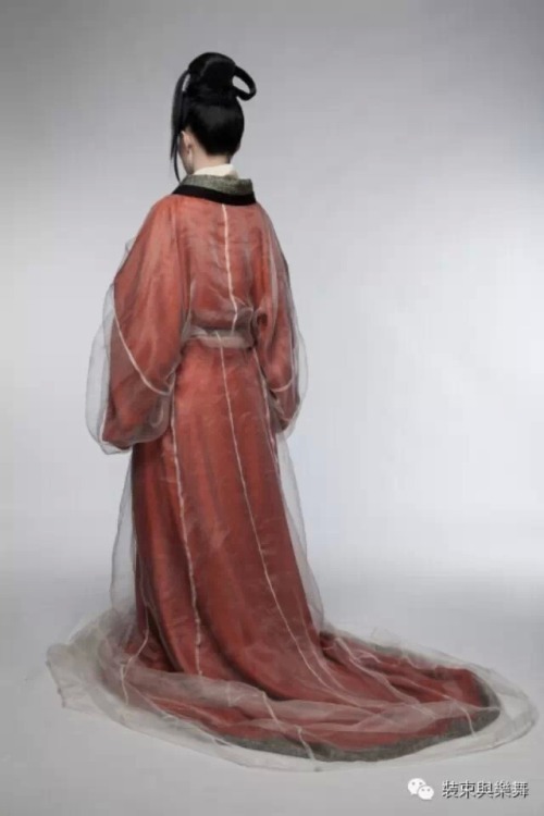 sewwhatnext: Hanfu by 装束与乐舞.    Han Dynasty(B.C206-C.E220) style. and another model in hanfu(汉服) whi