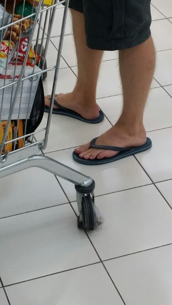 fuckyeahcandidmalefeet:  Dilf with really nice feet 😍