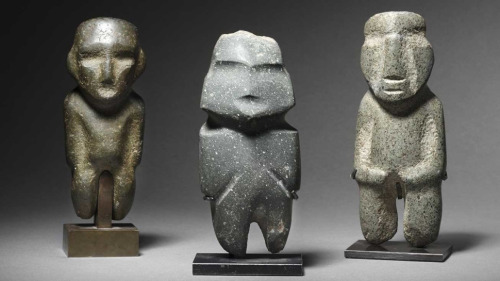 De gauche à droite: figure debout Chontal et deux figures debout Mezcala, État de Guerrero, Mexique,