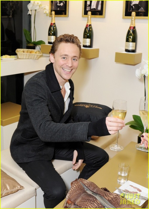 hiddlestonitalygroup:  “Tom: the glutton” inwww.hiddlestonitalygroup.com/bwg_gallery/tom-the-glutton/