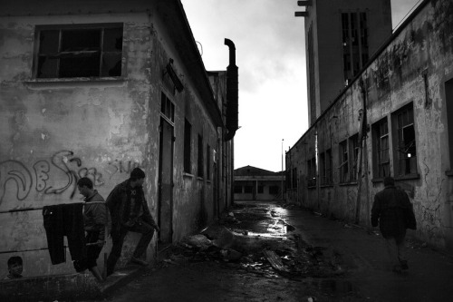 nea-omilia:fotojournalismus:Athens, city of shadowsby Enri Canaj(via elisebrown)