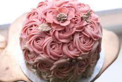 heyrainbows:    Pink Ombre Rose Top Cake