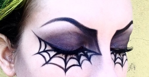 dracmakens:  iamablasphemousbitch:  Double, double toil and trouble…  god your makeup is so amazing! 