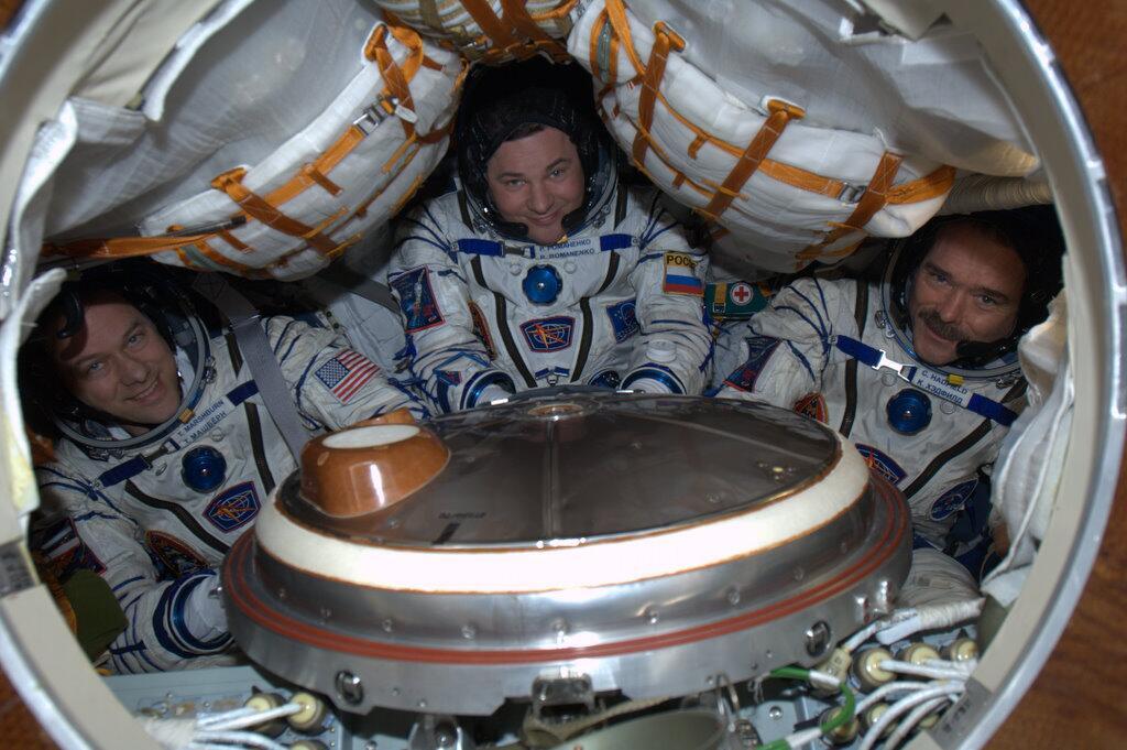 scienceetfiction:  kheldarofdrasnia:  ISS astronauts packed tightly into the Soyuz