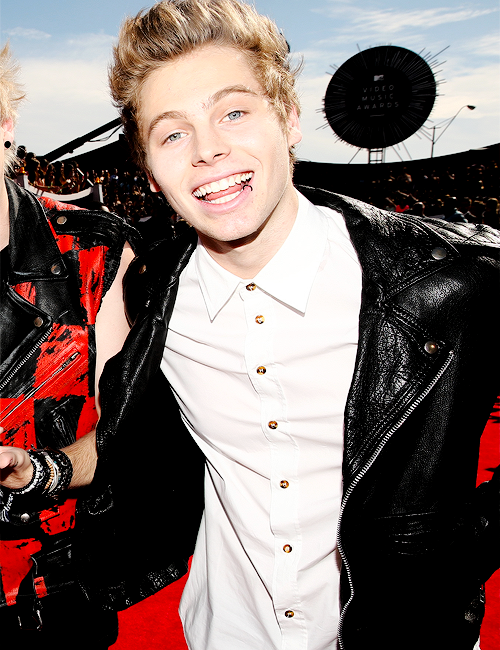 fivesource:  5 Seconds of Summer arriving to the 2014 MTV Video Music Awards held