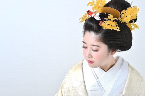 Traditional bride white kimono attire (shiromuku), by Sai kimono.  The model natural hair is styled 
