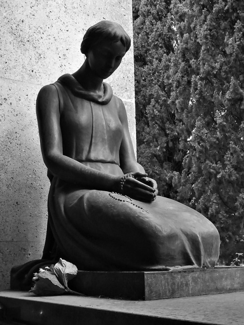 skull-designs:  Saintly.  Cimitero Monumentale di Staglieno, Genoa. 