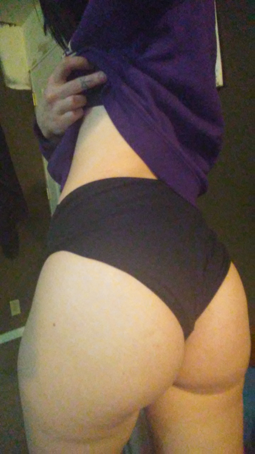 Mmmm I love her phat ass
