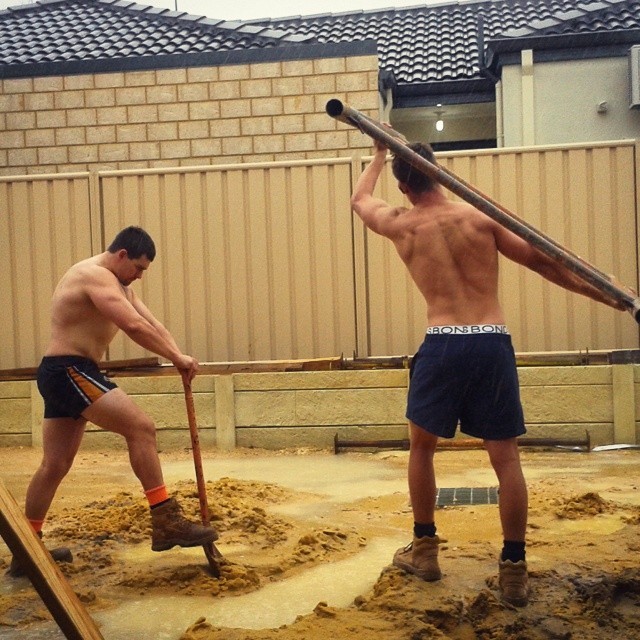 dirtybriefboi:  dildosdelux:  j6i9mmy:  Aussie Tradies  Good lord  ln his BONDS …