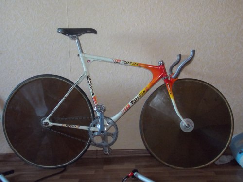 doitonaunicycle:  discoursesofthewithered:  Rossin  So rad
