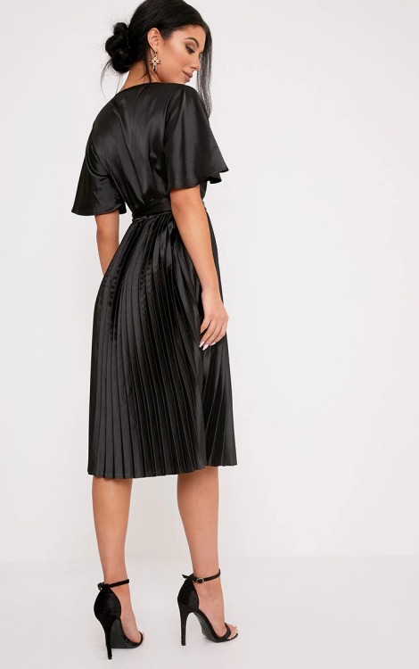 satinwifemelissa:www.prettylittlething.co.il/ Little black dress with pleated knee length sk