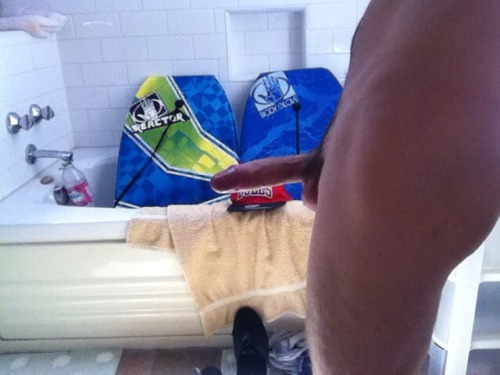 blakelupoxxx:  Showering should be a relaxing time ;)