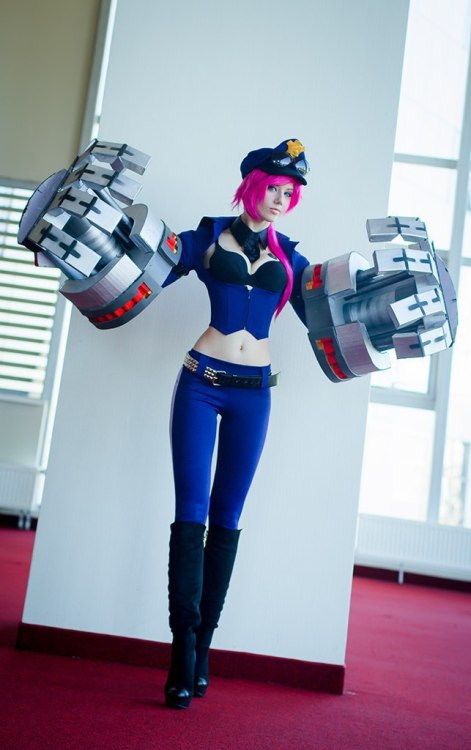 league-of-legends-sexy-girls:  Vi Cosplay