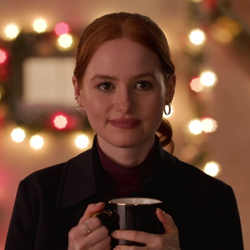 Madelaine Petsch As Georgia In Hotel For The Holidays - Icons