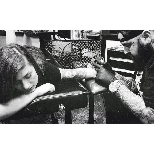 elliasuicide: Bro tats with @kittyybang tonight! #tattoo #blacklantern #travisantoni