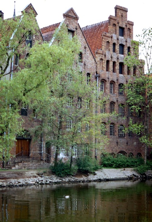 Backsteinhäuser mit steilen Giebeln an einem Kanal, Lübeck, Deutschland, 1972.