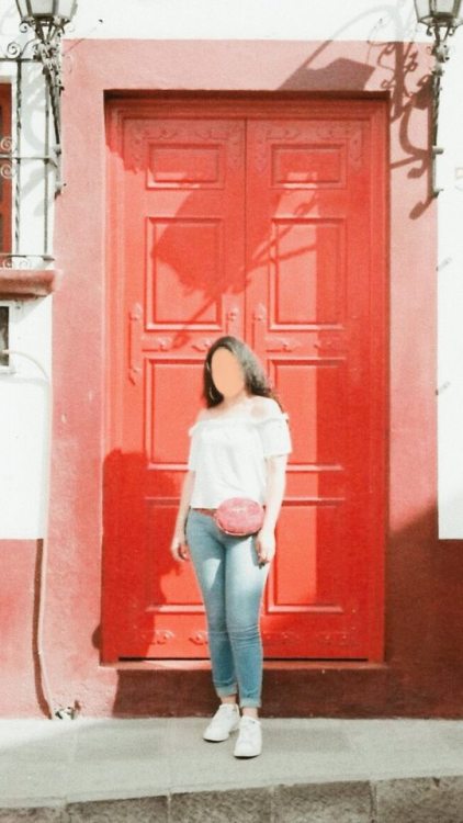 María en la puerta roja