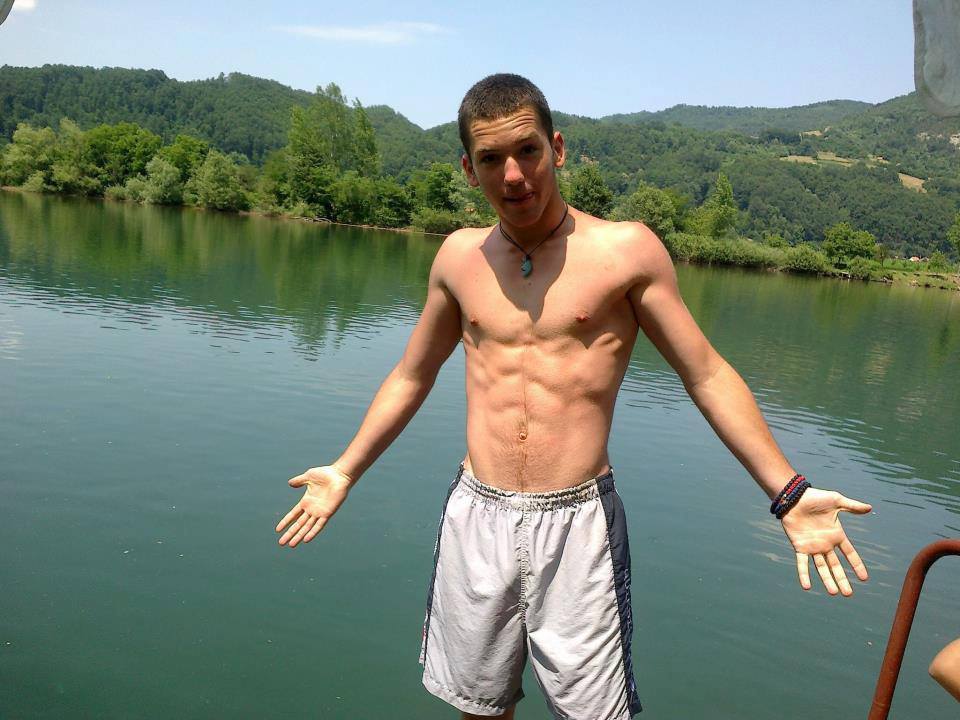striaghtserve:  aplethoraofmen:  He loves the water  Very hot man 