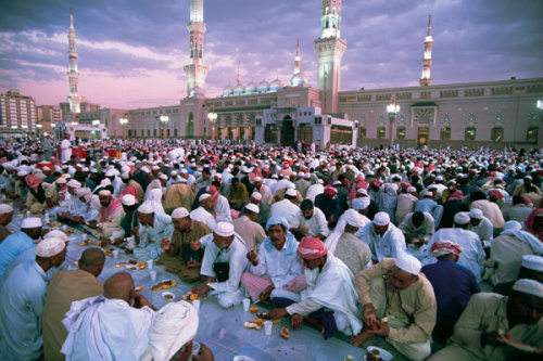 unrar:  Ramadan in Medina, Saudi Arabia 1995, Kazuyoshi Nomachi.