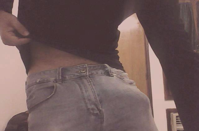 youshouldbemykitten:  Jeans time, showing off.Reblog to set free those closed minded