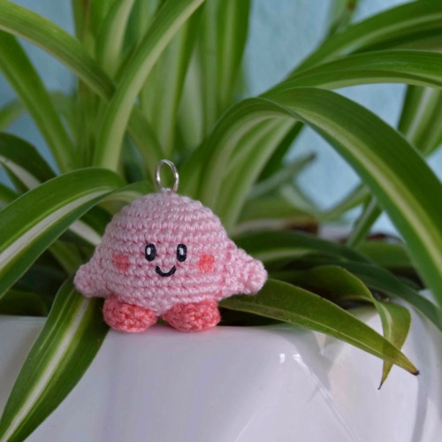 I’m on a post-holiday standing commissions mission! Top of the queue: this adorable Kirby pendant  ✅