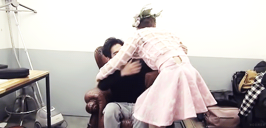 woomeh: hoya being a sweet bf and giving up his seat to his gf ♥