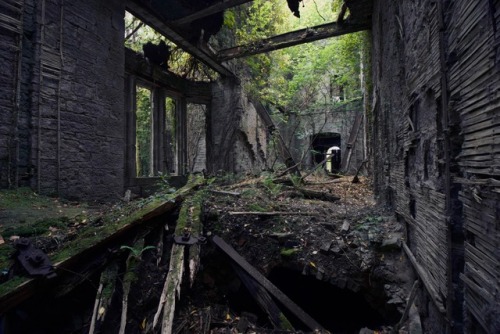 Buchanan Castleabandoned mansion in Scotland, built in 1855 and abandoned in 1954.(more photos here)