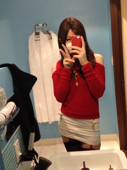 I wore a red garter belt for the first time… How do I look? 