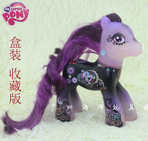 heckyeahponyscans:Well, I wasn’t expecting to see the 2011 SDCC on Taobao, but here she is.  Old fac