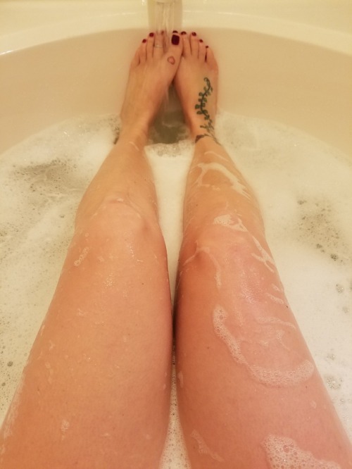 sexxximilf68: Perfect day for a Perfect soak!! Enjoy my pets #longtoes #humilation #moneyslave #hot 