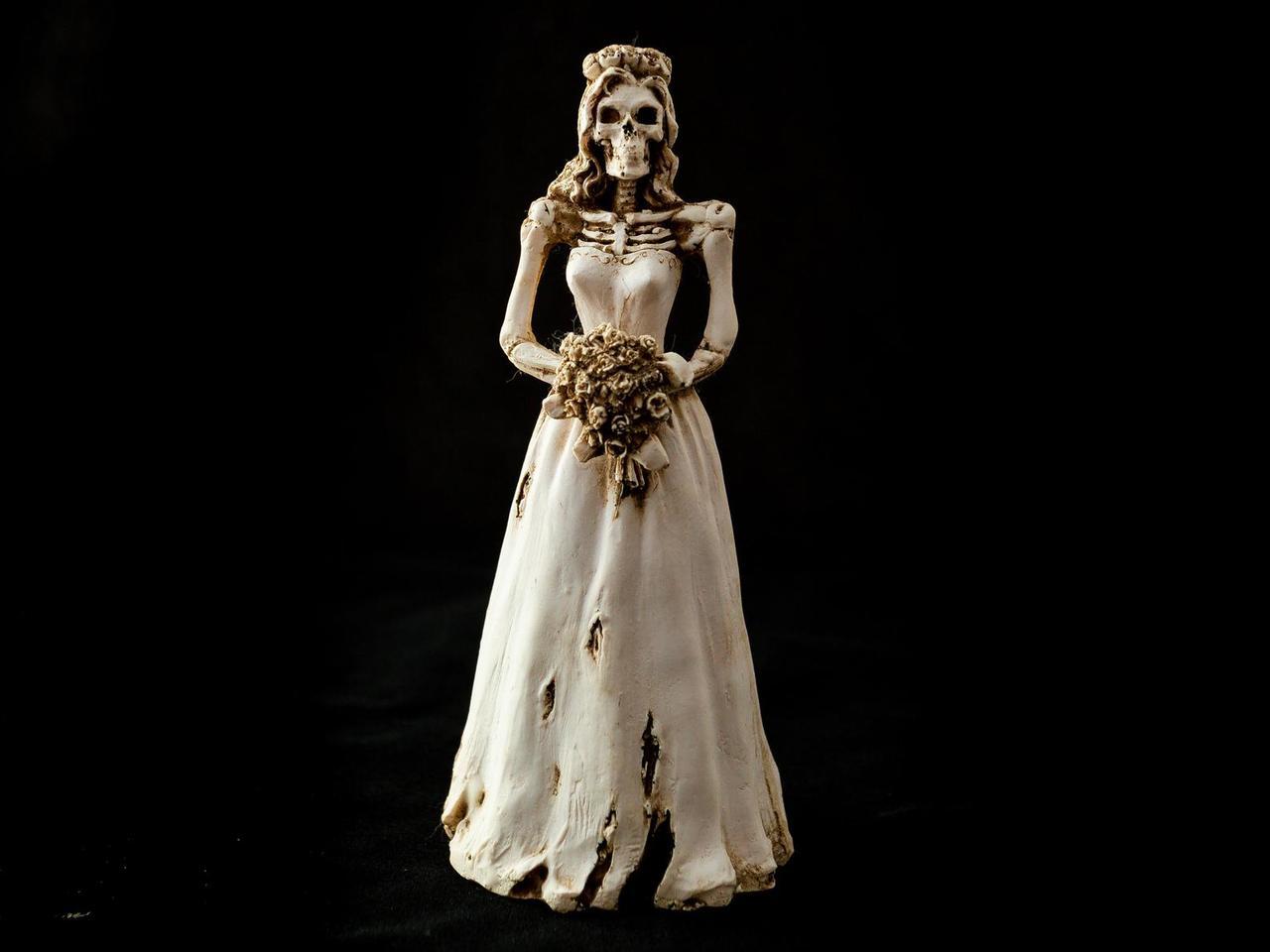 hominnimoh: sixpenceee: This is a beautiful sculpture of a gothic style bride in