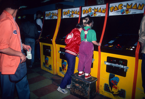 buzzfeedrewind:Pictures that show just how awesome arcades used to beGrab your quarters — we’re goin