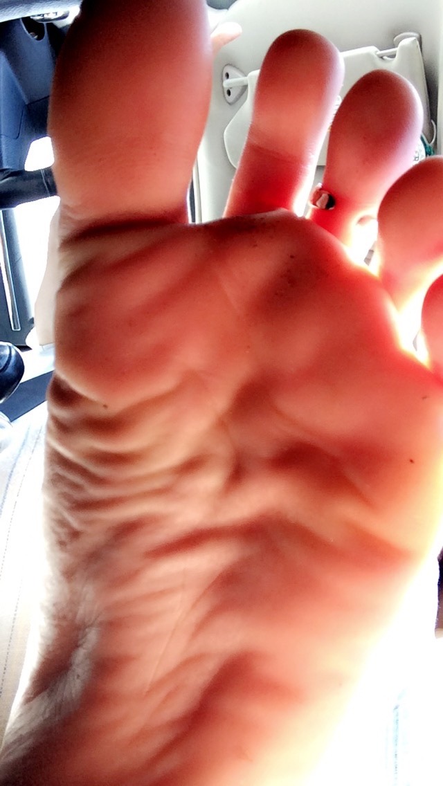 golde-slave:  That’s it jerk off you betas to my sexy feet 🦶🏼 but you better