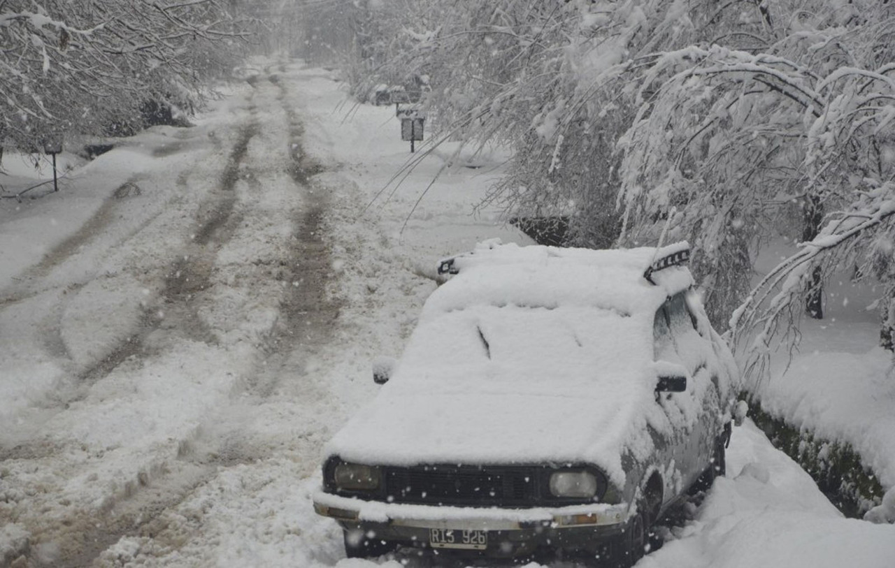 NEVADAS. Las fuertes nevadas que cayeron en las últimas 48 horas en las provincias de Rio Negro, Neuquen y Chubut, provocaron trastornos tanto para los pobladores locales como para los turistas debido al cierre de aeropuertos y rutas (foto: Patricio...