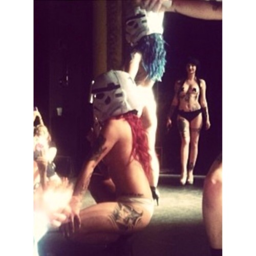 vorpalsuicide:  Someone got an awesome body shot of me last night! 😉 I wish I could post this on Instagram! 