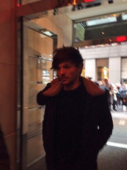 primestyles:  Rmbr that one time Louis walked by me and looked like a literal model