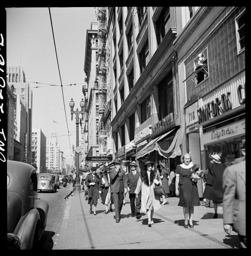 bigcheese327:  onceuponatown:  Los Angeles street scenes. 1942.  More slice-of-life pics. 