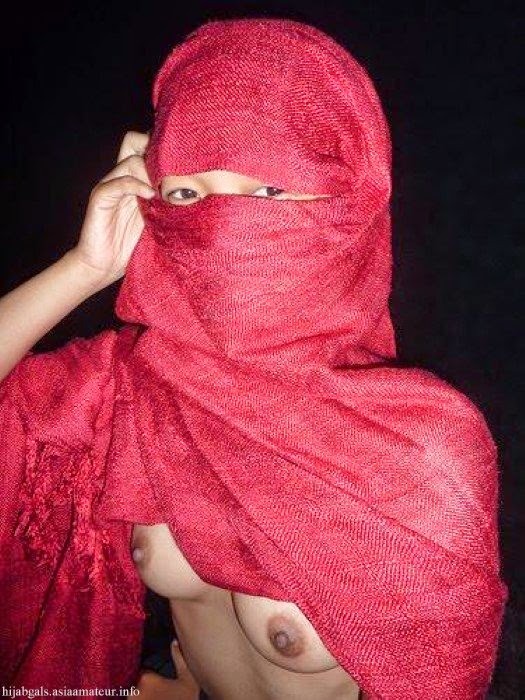 mizzyje:  Dia gadis bertudung merah.. 