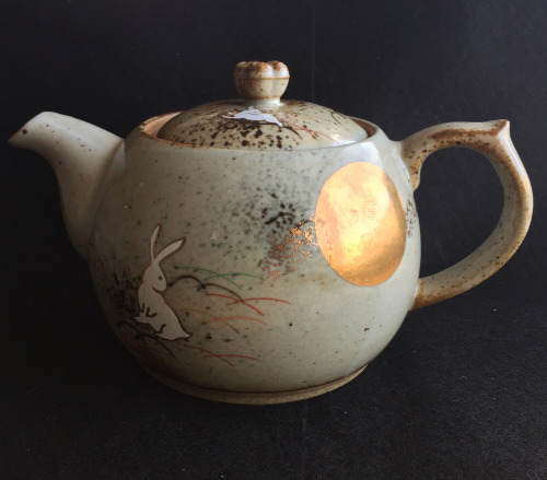 thekimonogallery:Moon Hare Teapot.  A kyūsu (small teapot) made of Arita-yaki (Arita-ware) and 
