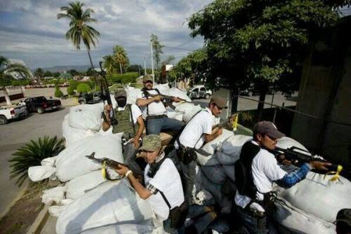 fuckyeahmexico:  blog-mons:  Michoacán. México 13-01-2014     Michoacán. México 13-01-2014 Autonomy ….. This Is How AutoDefensas Arrest Their Corrupt Cops      Mexico has long suffered blistering violence and crime at the hands of its homegrown