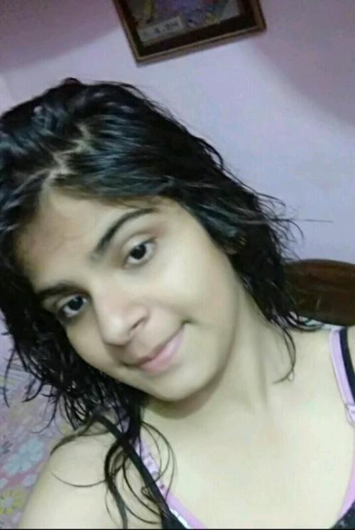 shweta123:  nudedesiart:  Desi girl clicking photos for her boyfriend leaked.  Nice 