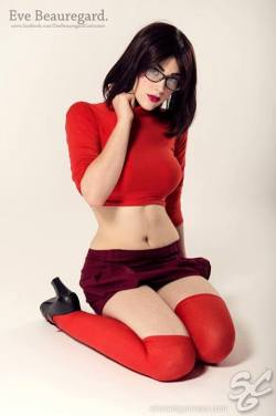 hotandgeeky:  Eve Beauregard in a Velma Cosplay.