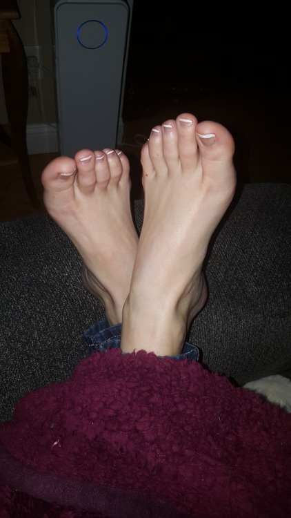 my pretty wifes sexy little lollipop toes love to be kissed and sucked on.please comment