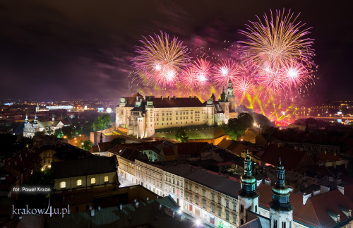 lamus-dworski: Fireworks over the Wawel Castle, Kraków, Poland © Paweł Krzan.