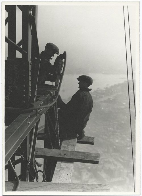 PHOTO - The construction of the Empire State Building. l Via Buzzfeed.