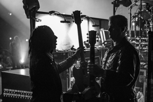 #TommyHenriksen does a guitar change with his guitar tech @ogbrib during #AliceCooper&rsquo;s show a