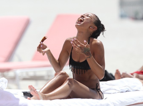 yeezys-girl:goldennmami:I like how she’s laughing at chickenShit I laugh when I eat chicken too