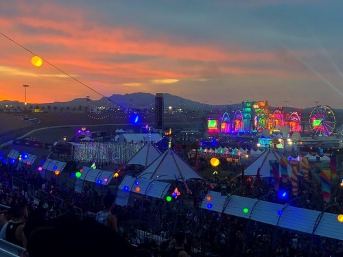 rave-fam - Day 3 sunrise at edclv18