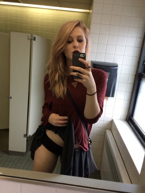 shitjimmyshoots: lolsnow: sexy art skewl dumb idiot My gurllllllll