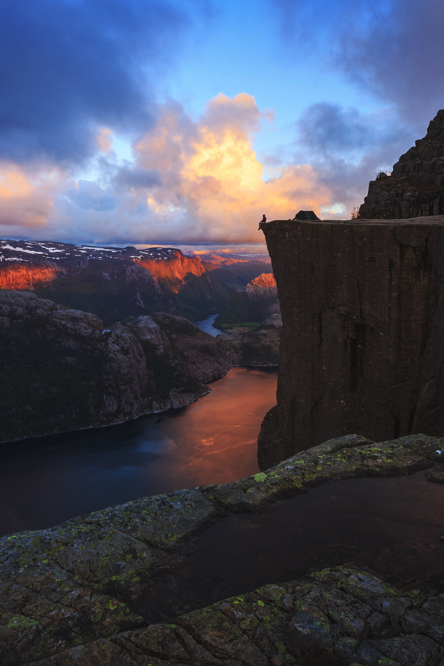 themanliness:  Living On The Edge by   Zac Robinson | Facebook | Instagram   